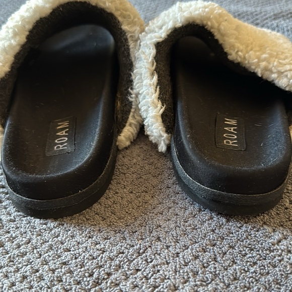 ROAM Women’s US 7.5-8 Ivory Sherpa Slide Sandals Fuzzy Cozy Slip On Shoes - Picture 7 of 14